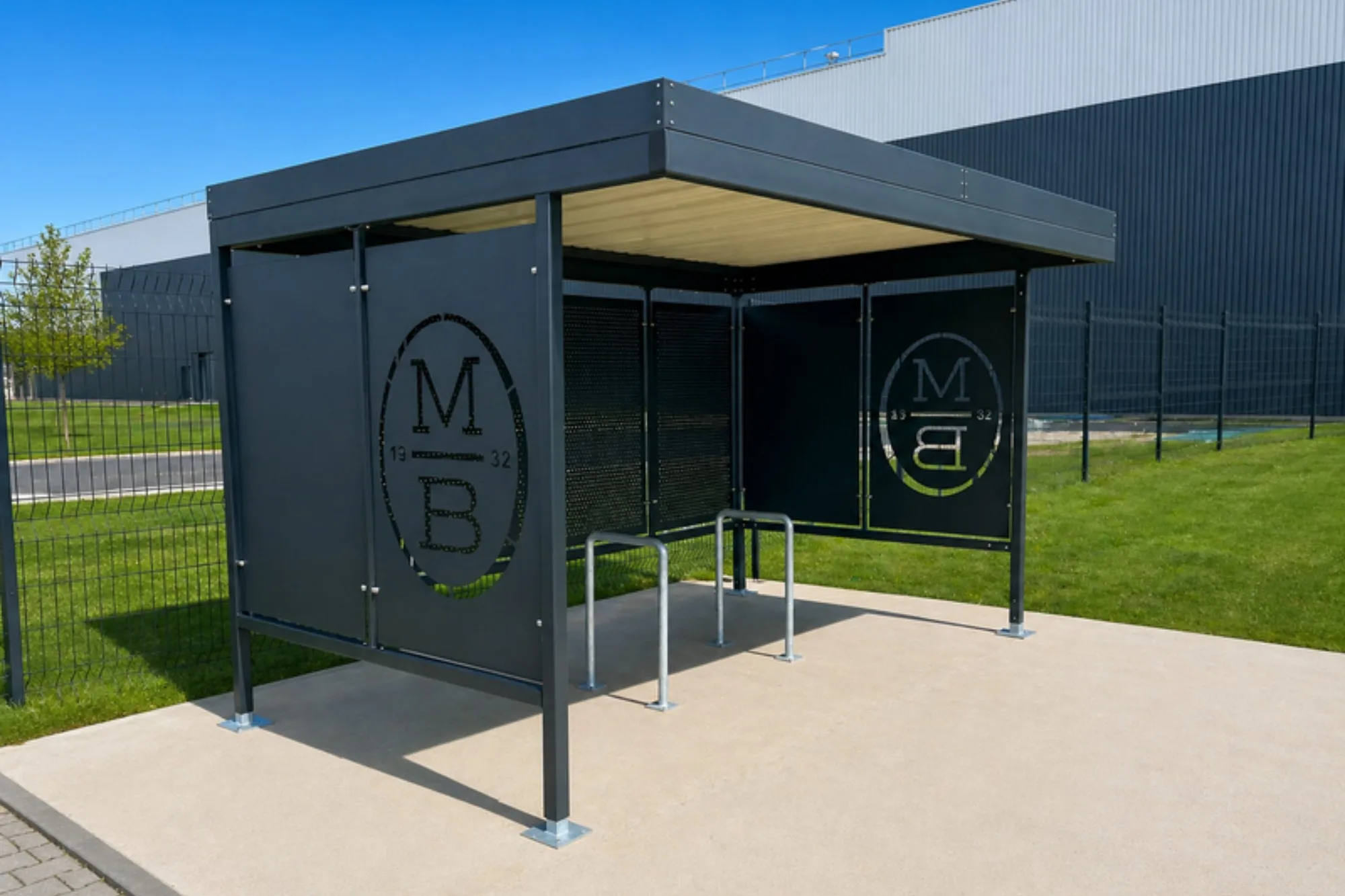 Abri vélo d'entreprise personnalisé avec le logo de la société sur les panneaux