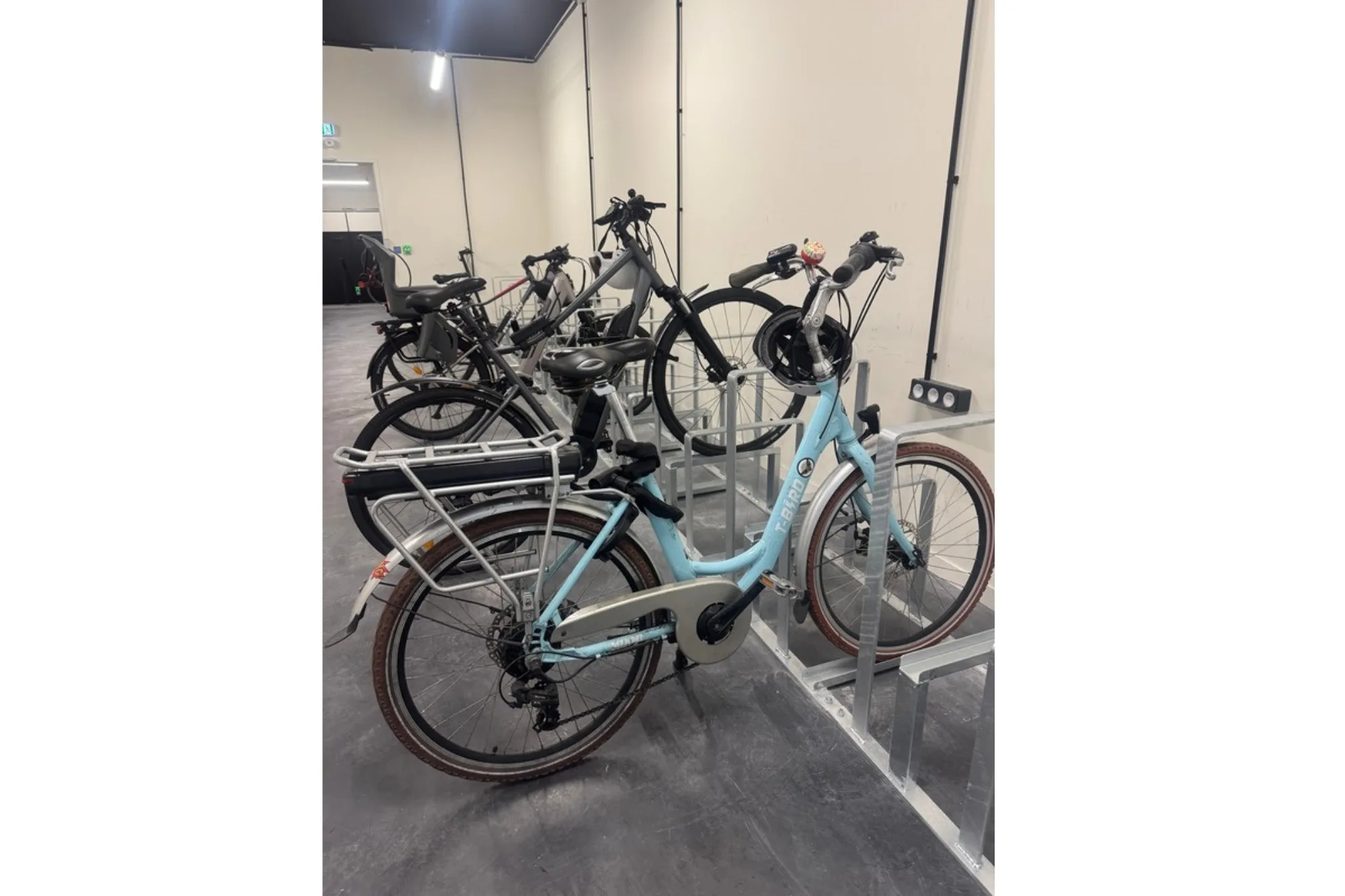 Râteliers Clivéo en acier et vélos dans le local intérieur de l'École 42