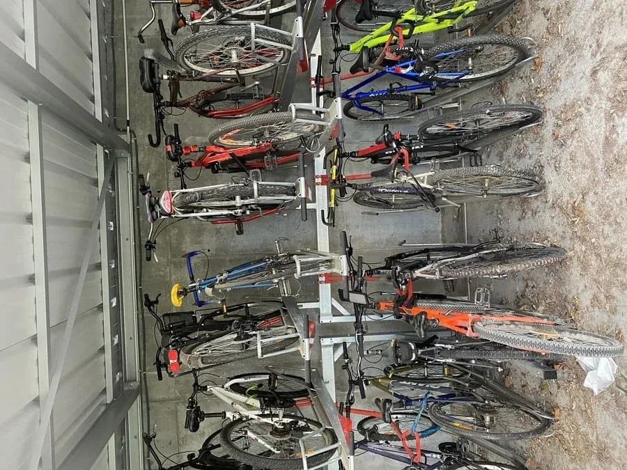 Racks vélo double hauteur Steelbox dans un local de copropriété